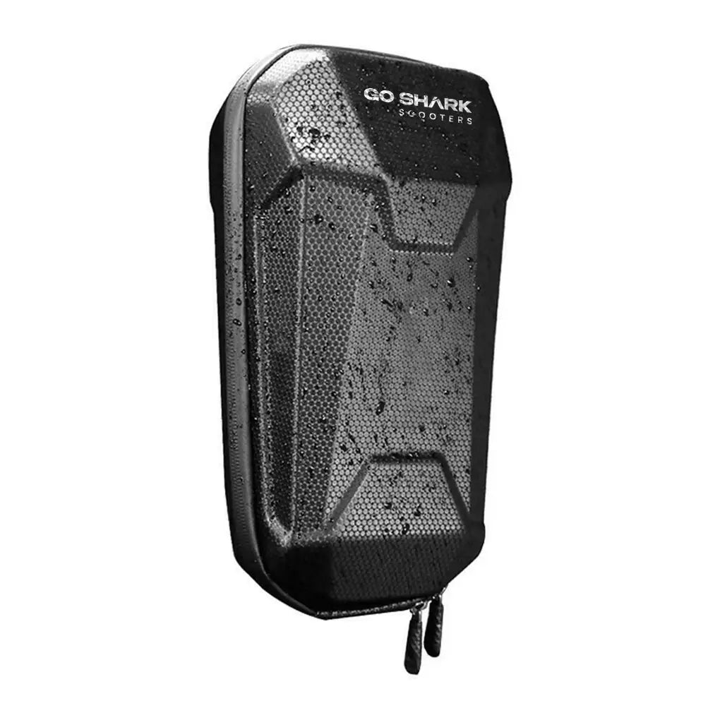 ¿Tus pertenencias corren peligro al conducir? 🔒 Mantén todo seguro con el Bolso Rígido Impermeable GoShark™ para Scooter • ⚡¡Últimas Unidades!